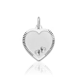 Graveerhanger Echt Zilver in de vorm van een hart, bewerkte rand en twee kleine hartjes als detail voorzijde