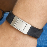 Sfeerfoto armband om een herenpols - mat zwart leer in combinatie met gematteerd stalen slot